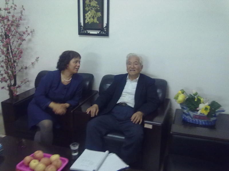 王占生与周总一起讨论一体化净水设备